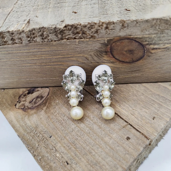 Vintage Pearlcore Clip On Earrings Pearls and Smoky Grey Rhinestones - Picture 2 of 4